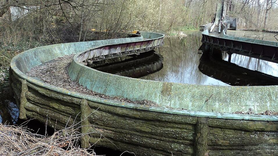 Diese verfallene Wassenrutsche steht im Spree-Park in Berlin. Diese verfallene Wassenrutsche steht im Spree-Park in Berlin.