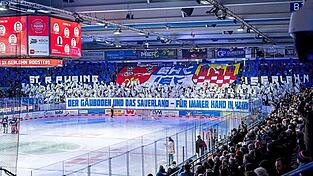 Eindrucksvoll: Choreo der Straubinger und Iserlohner Fans als Ausdruck der engen Freundschaft zwischen den Anhängern der beiden DEL-Clubs vor dem Spiel am Sonntagnachmittag. Die Tigers gewannen die Partie mit 5:4. Gefeiert wurden nach dem Spektakel aber beide Mannschaften.