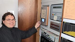 Mesner Bernhard Bauer in der Sakristei vor der digitalen Schaltanlage für den Uhr- und Glockenbetrieb des Kastulusmünsters.