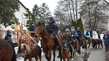 Pfarrer G&uuml;nter M&uuml;ller segnete Pferde und Reiter beim Vorbeireiten am Podium.