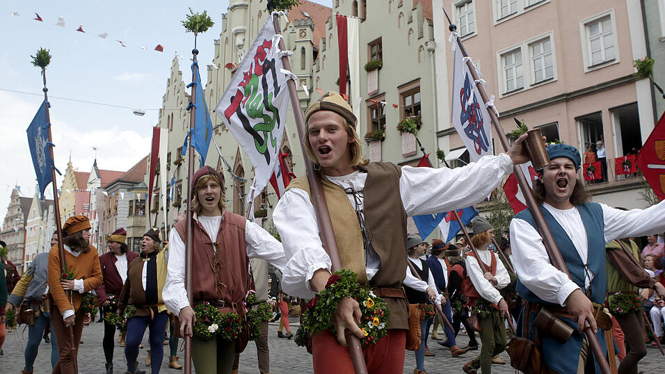 Frisch und fröhlich - aber ganz brav regelkonform präsentieren sich die Hochzeiter nicht nur beim Festumzug. Frisch und fröhlich - aber ganz brav regelkonform präsentieren sich die Hochzeiter nicht nur beim Festumzug.