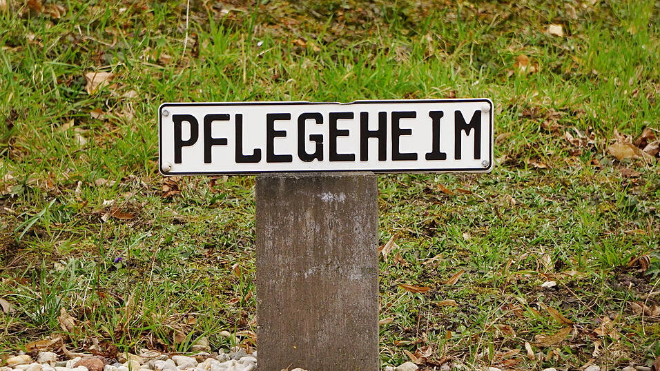 Im Garten eines Pflegeheim ist eine demente Seniorin im Januar 2024 erfroren.