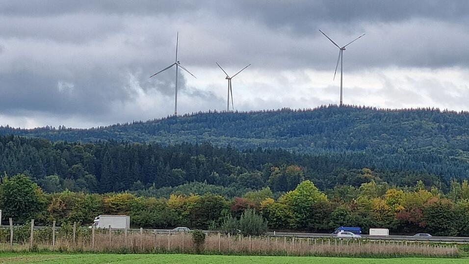 Bislang stehen im Landkreis drei Windräder, alle drei bei Wiesenfelden.