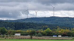Bislang stehen im Landkreis drei Windräder, alle drei bei Wiesenfelden.