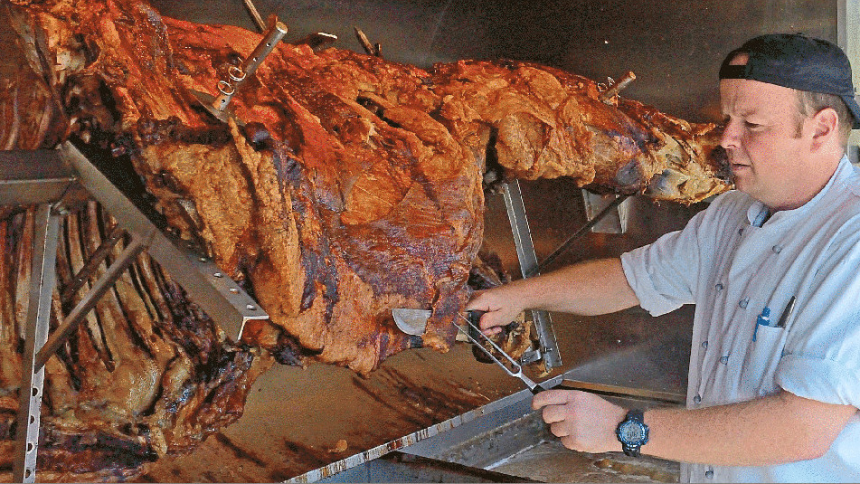 Herrmann Gürster ist Koch und Metzger und Spezialist fürs Grillen. Herrmann Gürster ist Koch und Metzger und Spezialist fürs Grillen.
