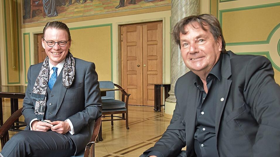 Der Autor des Gabelsberger-Buchs, Horst Pinsker (rechts), bei seinem Besuch im Landtag im Gespr&auml;ch mit dem Parlamentsstenografen Georg Fr&uuml;hsch&uuml;tz, der jetzt im Rahmen des Herbstausflugs des Stenografen-Zentralvereins Gabelsberger nach Mainburg kommen wird.