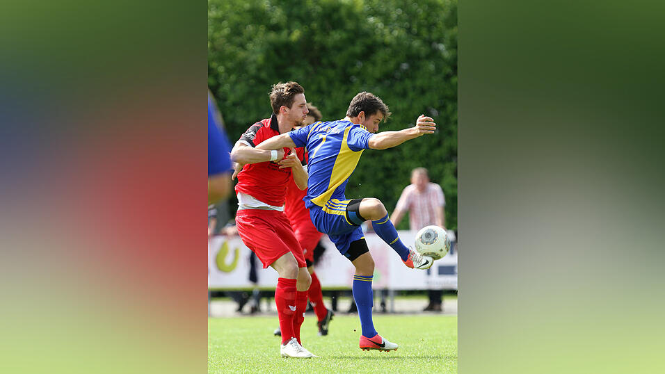 Der TSV Bogen versetzte dem Favoriten aus Affing in der Nachspielzeit den Lucky Punch und siegte mit 2:1 (Foto: Schindler). Der TSV Bogen versetzte dem Favoriten aus Affing in der Nachspielzeit den Lucky Punch und siegte mit 2:1 (Foto: Schindler).