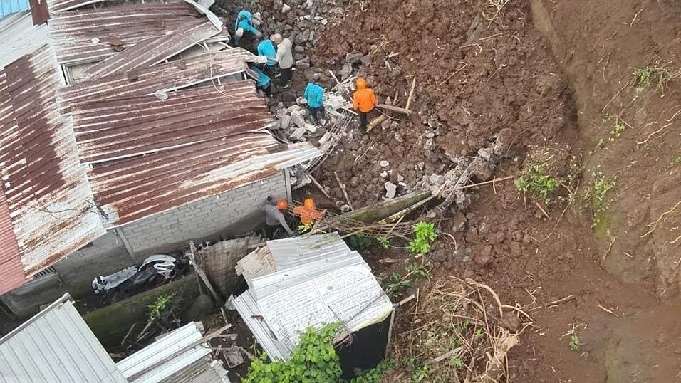 Einsatzteams suchten in der Nähe der Hauptstadt Denpasar noch nach einem Verschütteten.