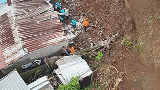 Einsatzteams suchten in der Nähe der Hauptstadt Denpasar noch nach einem Verschütteten.