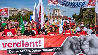 Wie hier in Stuttgart demonstrierten bundesweit Zehntausende für einen starken Sozialstaat. Wie hier in Stuttgart demonstrierten bundesweit Zehntausende für einen starken Sozialstaat.