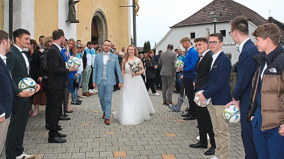 Das Brautpaar verlässt die Kirche St. Bartholomäus.