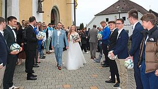 Das Brautpaar verlässt die Kirche St. Bartholomäus.