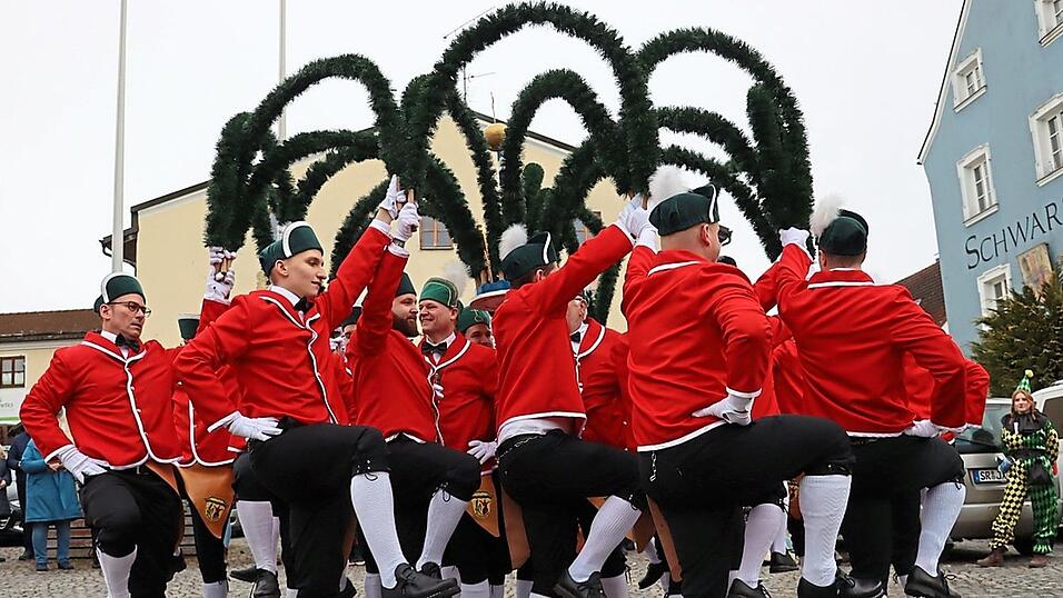 Beim Kronentanz - hier handelt es sich um eine der bekanntesten Figuren des Schäfflertanzes - wird der Bogen aus Tannengrün zu einer Krone geformt. Beim Kronentanz - hier handelt es sich um eine der bekanntesten Figuren des Schäfflertanzes - wird der Bogen aus Tannengrün zu einer Krone geformt.