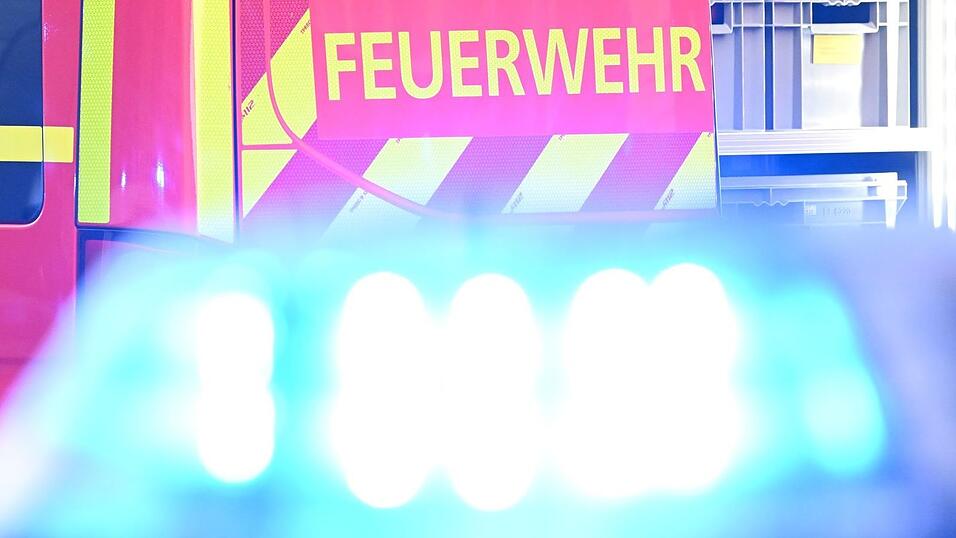 Wegen brennenden Gefahrguts rückte die Feuerwehr mit einem Großaufgebot an. (Symbolfoto) Wegen brennenden Gefahrguts rückte die Feuerwehr mit einem Großaufgebot an. (Symbolfoto)
