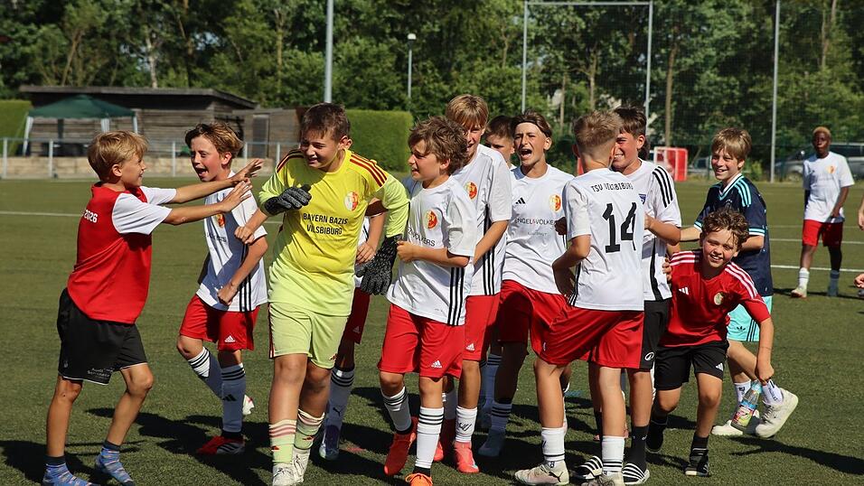 Die Vilsbiburger Jungs feiern ihren Neunmeterkiller Florent Ademi.