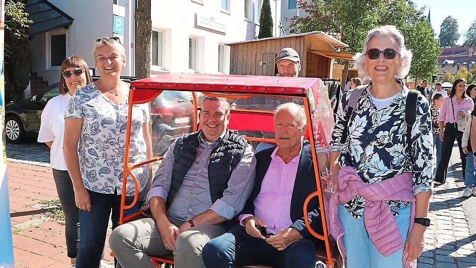 Die Rikscha war eine Attraktion am Stand der Nachbarschaftshilfe. Auch zweiter Bürgermeister Georg Haindl und Dr. Michael Bruns vom Seniorenbeirat nutzten sie. Die Rikscha war eine Attraktion am Stand der Nachbarschaftshilfe. Auch zweiter Bürgermeister Georg Haindl und Dr. Michael Bruns vom Seniorenbeirat nutzten sie.