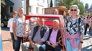 Die Rikscha war eine Attraktion am Stand der Nachbarschaftshilfe. Auch zweiter Bürgermeister Georg Haindl und Dr. Michael Bruns vom Seniorenbeirat nutzten sie. Die Rikscha war eine Attraktion am Stand der Nachbarschaftshilfe. Auch zweiter Bürgermeister Georg Haindl und Dr. Michael Bruns vom Seniorenbeirat nutzten sie.