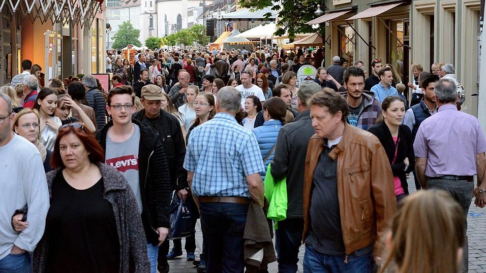 Mittelalter-Flair und super Stimmung: Die lange Einkaufsnacht 'Schlaflos' war gleichzeitig der Auftakt zum Mittelalter-Fest in Straubing. Mittelalter-Flair und super Stimmung: Die lange Einkaufsnacht 'Schlaflos' war gleichzeitig der Auftakt zum Mittelalter-Fest in Straubing.