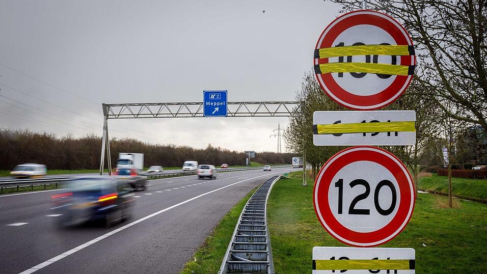 Spätestens ab Montag ist die Begrenzung auf tagsüber 100 Stundenkilometer überall in den Niederlanden freigegeben. Spätestens ab Montag ist die Begrenzung auf tagsüber 100 Stundenkilometer überall in den Niederlanden freigegeben.