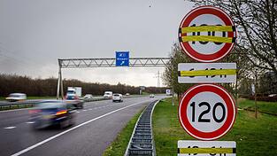 Spätestens ab Montag ist die Begrenzung auf tagsüber 100 Stundenkilometer überall in den Niederlanden freigegeben. Spätestens ab Montag ist die Begrenzung auf tagsüber 100 Stundenkilometer überall in den Niederlanden freigegeben.
