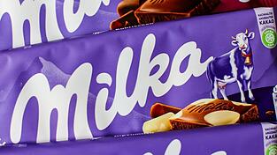 In vielen Geschäften kostet eine Tafel Milka nicht mehr 1,49 Euro, sondern 1,99 Euro. In vielen Geschäften kostet eine Tafel Milka nicht mehr 1,49 Euro, sondern 1,99 Euro.