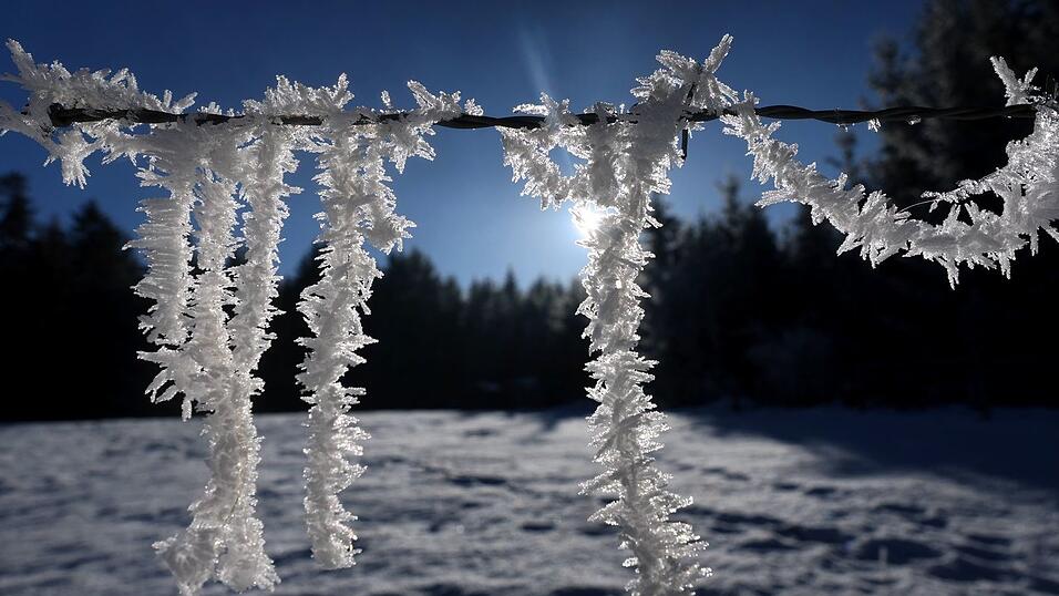 Trotz Sonne gibt es in den Nächten örtlich Glätte und Frost. (Symbolbild)