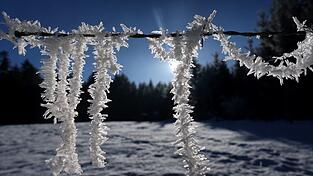 Trotz Sonne gibt es in den Nächten örtlich Glätte und Frost. (Symbolbild)