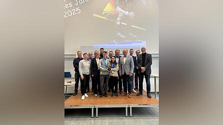 Die Geschwister Sophie und Justin Dziadek pr&auml;sentierten gemeinsam die Auszeichnung zur Special Olympics Sportlerin 2025