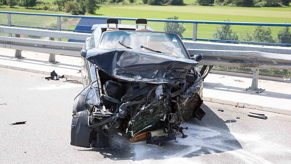 Horror-Unfall am Sonntag auf der B15 neu bei Neufahrn im Landkreis Landshut. Ein 26-jähriger Mann wurde dabei lebensgefährlich verletzt.