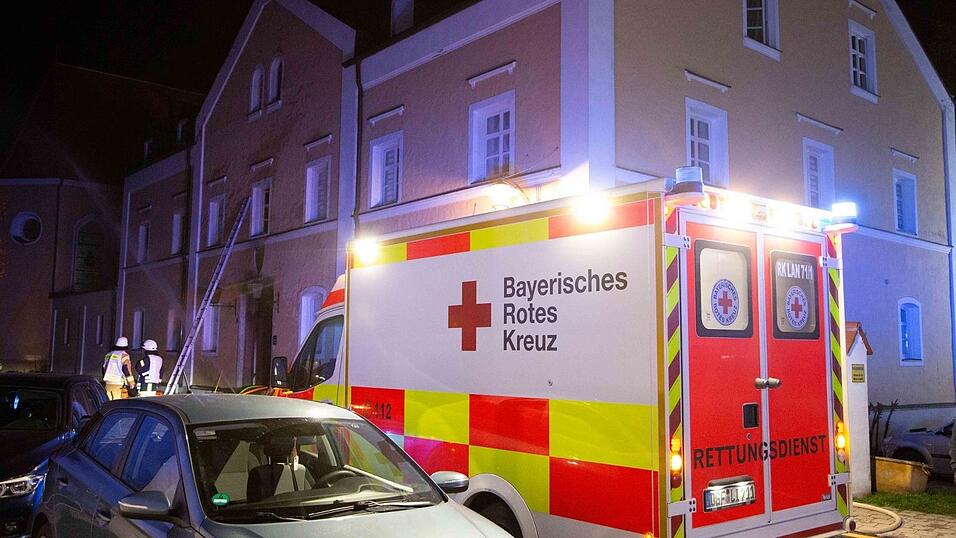 Beim Brand eines Mehrfamilienhaus in Reisbach sind in der Nacht auf Samstag vier Menschen ums Leben gekommen. Mindestens 20 weitere wurden verletzt. Beim Brand eines Mehrfamilienhaus in Reisbach sind in der Nacht auf Samstag vier Menschen ums Leben gekommen. Mindestens 20 weitere wurden verletzt.