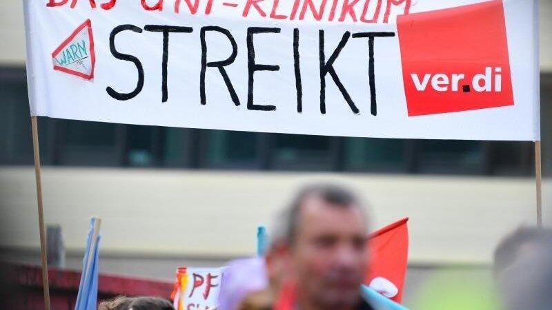 Die Gewerkschaften fordern eine Einkommenserhöhung um fünf Prozent, mindestens aber 150 Euro bei einer Laufzeit von zwölf Monaten. Die Gewerkschaften fordern eine Einkommenserhöhung um fünf Prozent, mindestens aber 150 Euro bei einer Laufzeit von zwölf Monaten.