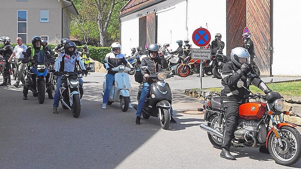 Zahlreiche Biker, angef&uuml;hrt von Pfarrer Kilian Limbrunner, hatten sich auf dem Vorplatz des Bauhofes in Chamerau zur Abfahrt nach Straubing eingefunden.