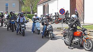 Zahlreiche Biker, angef&uuml;hrt von Pfarrer Kilian Limbrunner, hatten sich auf dem Vorplatz des Bauhofes in Chamerau zur Abfahrt nach Straubing eingefunden.
