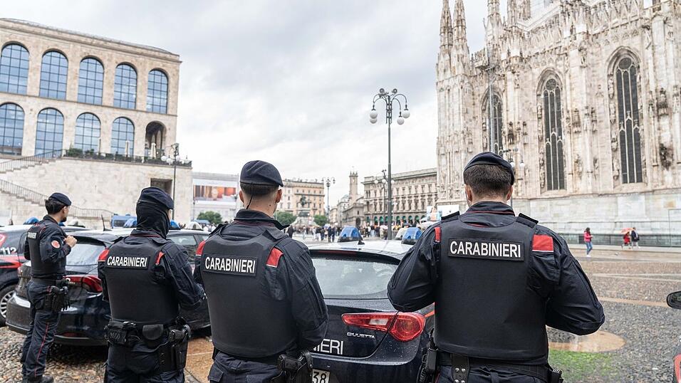 Im Großraum Mailand wurde von einer Sondereinheit der Carabinieri ein 22 Jahre alter Mann festgenommen, der Terroranschläge vorbereitet haben soll. (Archivbild) Im Großraum Mailand wurde von einer Sondereinheit der Carabinieri ein 22 Jahre alter Mann festgenommen, der Terroranschläge vorbereitet haben soll. (Archivbild)