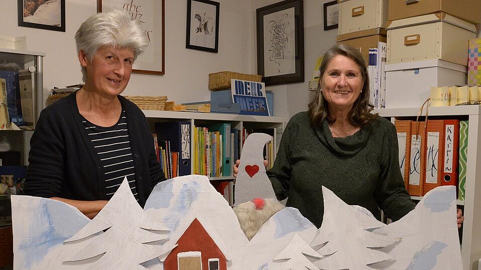 Gertie Reiter (links) und Renate Pongratz mit Wichtel Tomtes winterlichem Zuhause.