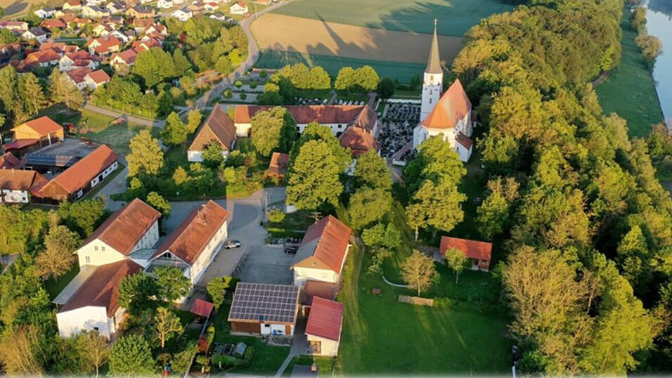 Seit 1980 ist die Gemeinde wieder selbstst&auml;ndig und auch der Sitz der Verwaltung ist nach Loiching zur&uuml;ckgekehrt. (Bild: Gemeindearchiv)