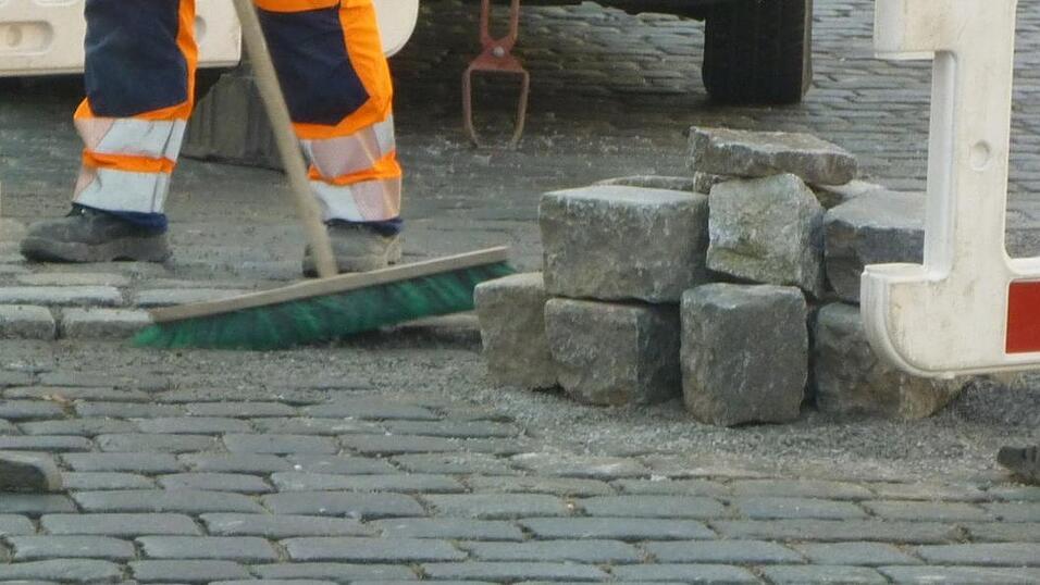 Mit einem Besen kehren ist sehr leise. - Mit einem Hochdruckreiniger herumspritzen nicht.