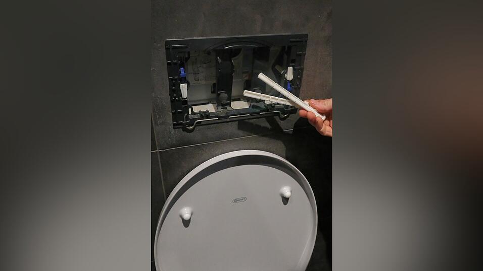 Da muss sich jemand ausgekannt haben, wie man Abdeckung und Stäbe entfernt. - Maximilian Sommer, der Chef des „Maximiliens“, hat beschlossen, die unglaublich unsaubere Geschichte mit einem Grinsen abzuschließen.