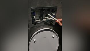 Da muss sich jemand ausgekannt haben, wie man Abdeckung und Stäbe entfernt. - Maximilian Sommer, der Chef des „Maximiliens“, hat beschlossen, die unglaublich unsaubere Geschichte mit einem Grinsen abzuschließen.