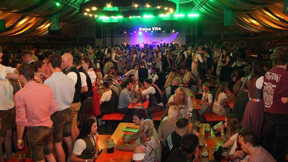 Viele Landshuter feierten am Freitagabend auf der Bartlmädult. Viele Landshuter feierten am Freitagabend auf der Bartlmädult.