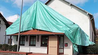 Schon am vergangenen Wochenende war das schwer beschädigte Dach des Gebäudes mit einer Plane abgedeckt worden (Archivfoto). Schon am vergangenen Wochenende war das schwer beschädigte Dach des Gebäudes mit einer Plane abgedeckt worden (Archivfoto).