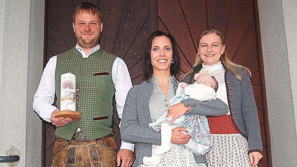 Die kleine Sophia mit ihren Eltern Julia und Tobias St&ouml;berl sowie der Patin Laura Rank.