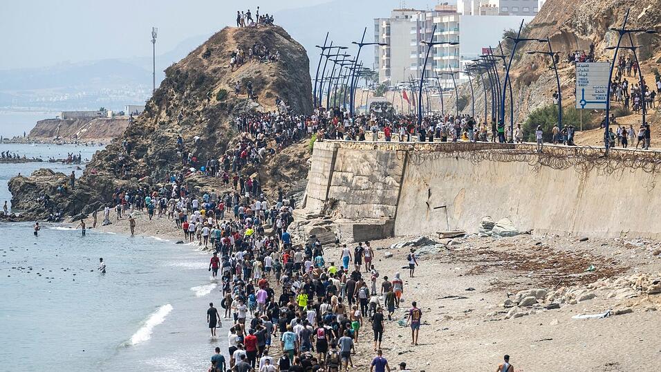 Mittlerweile hat der Großteil der Migranten Ceuta bereits wieder verlassen. (Archivbild) Mittlerweile hat der Großteil der Migranten Ceuta bereits wieder verlassen. (Archivbild)