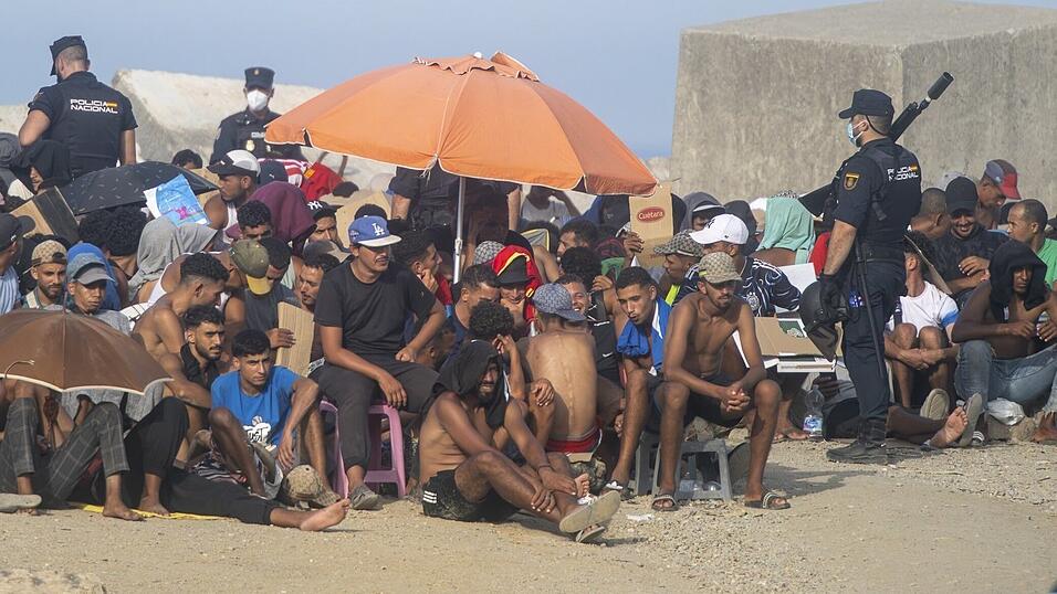 Ende Juli waren schätzungsweise 80.000 Menschen von Marokko aus in die Exklave Ceuta gelangt. Nach Angaben der spanischen Regierung waren Anfang September noch etwa 5.000 Menschen dort. Ende Juli waren schätzungsweise 80.000 Menschen von Marokko aus in die Exklave Ceuta gelangt. Nach Angaben der spanischen Regierung waren Anfang September noch etwa 5.000 Menschen dort.