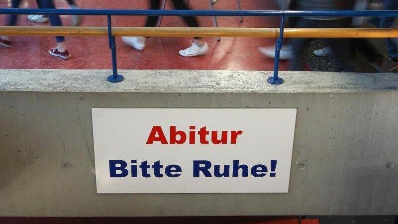 Aufgrund der Corona-Krise finden die Abiturpr&uuml;fungen in Bayern sp&auml;ter statt als geplant. (Symbolbild)