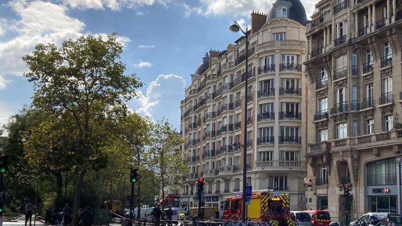 Einsatzkr&auml;fte stehen in einer abgesperrten Stra&szlig;e in Paris.