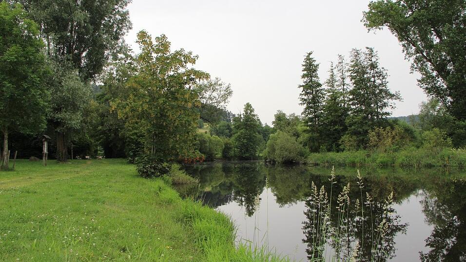 Gleich neben dem Wasserkraftwerk in Chamerau finden Badegäste eine ruhige Stelle zum Baden.