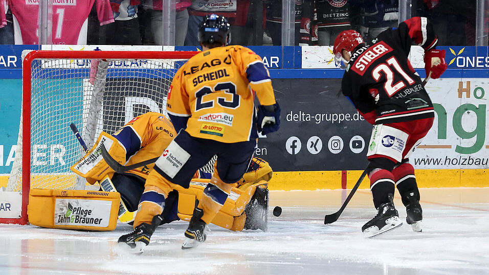 Wie vernagelt: Füchse-Keeper Anthony Morrone machte sich bisweilen ganz schön breit - irgenwie fand der Landshuter Stürmer David Stieler (rechts) aber doch eine Lücke und netzte zum 3:2 ein.