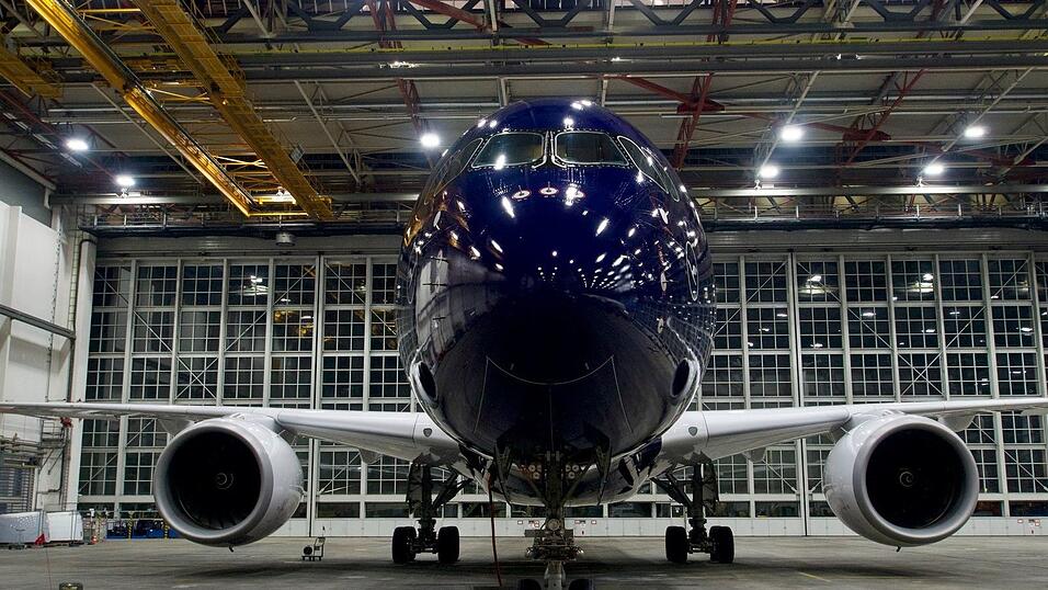 Ein neuer Airbus A350-900 der Lufthansa mit Jubil&auml;ums-Sonderlackierung.