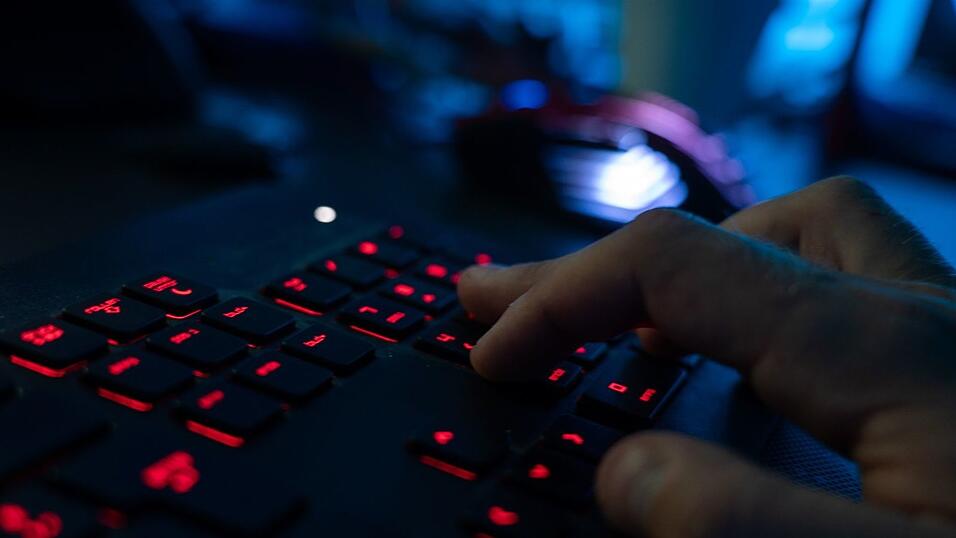 Jeder neunte Internetnutzer in Deutschland (11 Prozent) wurde im vergangenen Jahr Opfer von Cyberkriminalität. (Symbolbild) Jeder neunte Internetnutzer in Deutschland (11 Prozent) wurde im vergangenen Jahr Opfer von Cyberkriminalität. (Symbolbild)